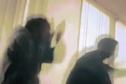 2 nam diễn viên rơi khỏi cửa kính khi thực hiện cảnh quay nguy hiểm