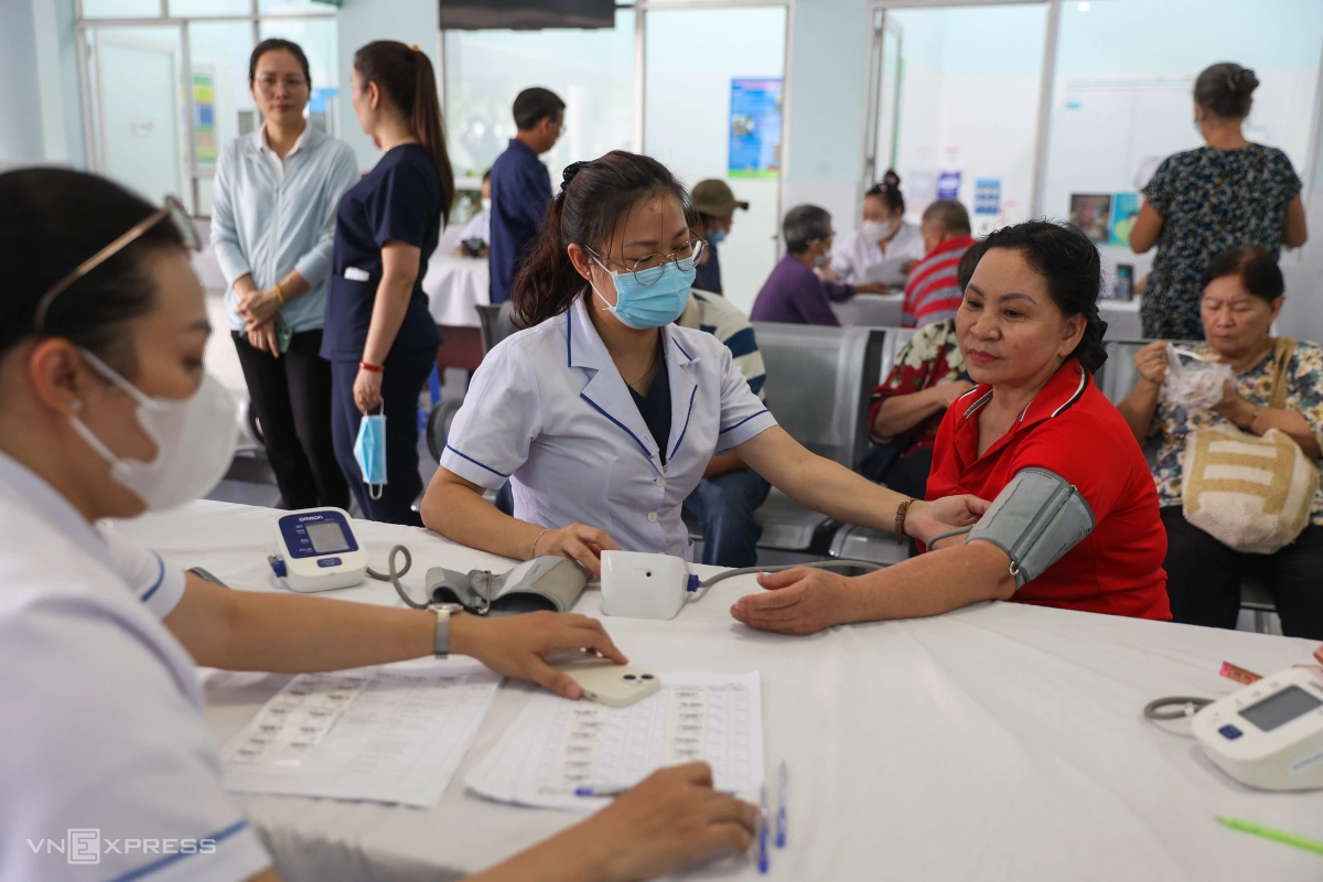 Hàng trăm người dân TP HCM xếp hàng chờ khám bệnh miễn phí - 4