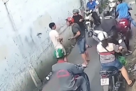 Bị đánh gục khi can ngăn cãi vã sau va chạm giao thông