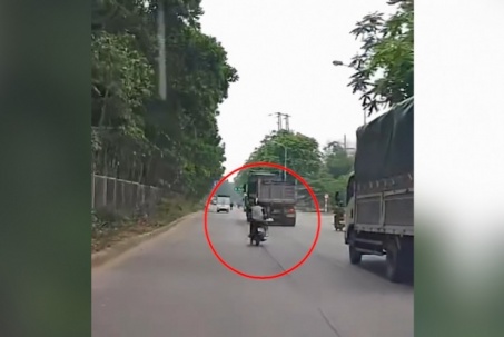 Clip: Thót tim xe máy phóng nhanh rồi sụp hố, loạng choạng suýt lao vào xe tải