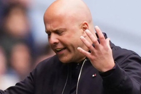 Liverpool vì sao chưa sa thải Arne Slot ngay để cứu vãn mùa giải?