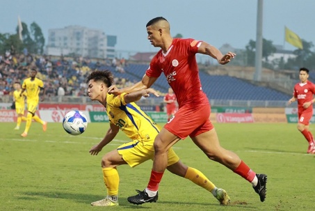 Video bóng đá SLNA - Thể Công Viettel: Sai lầm & thẻ đỏ, thoát hiểm phút 90 (V-League)