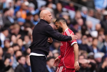 Tin mới nhất bóng đá sáng 5/4: Arne Slot gay gắt sau trận Liverpool thua đậm Man City
