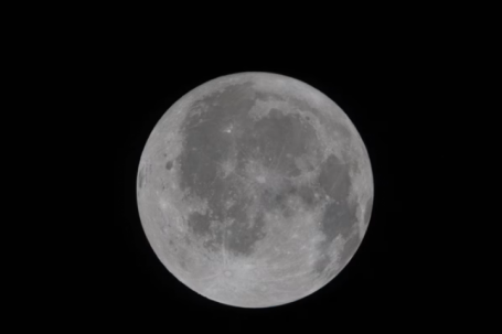 Ảnh cận cảnh Mặt Trăng đầu tiên chụp từ Artemis II