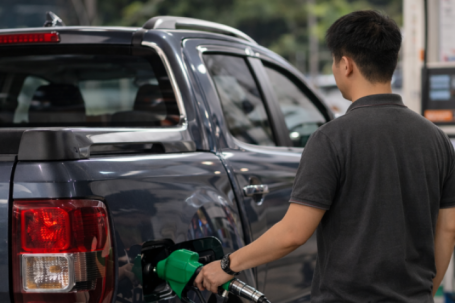 Đổ đầy bình tốn gần 4 triệu đồng, chủ xe bán tải chạy dầu khóc ròng vì 'đau ví'