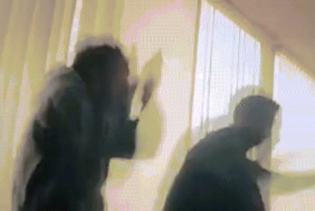 2 nam diễn viên rơi khỏi cửa kính khi thực hiện cảnh quay nguy hiểm