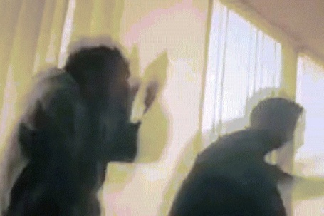 2 nam diễn viên rơi khỏi cửa kính khi thực hiện cảnh quay nguy hiểm