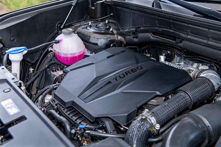 Hyundai SantaFe có hai tùy chọn động cơ xăng và dầu.