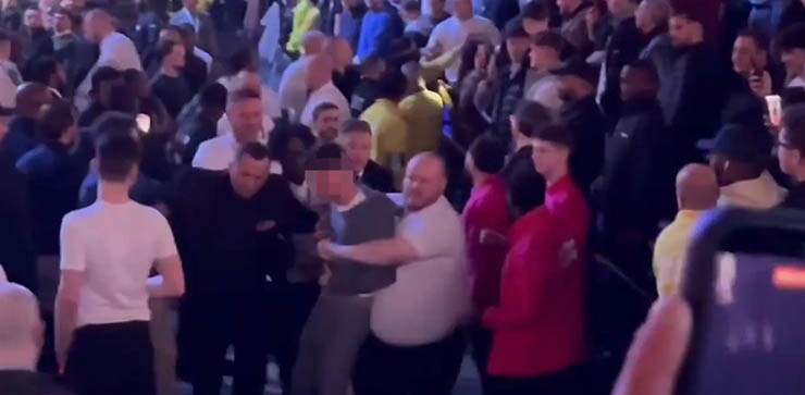 Hỗn chiến trên khán đài “cướp spotlight” trận thắng của Wilder trước Chisora - 2