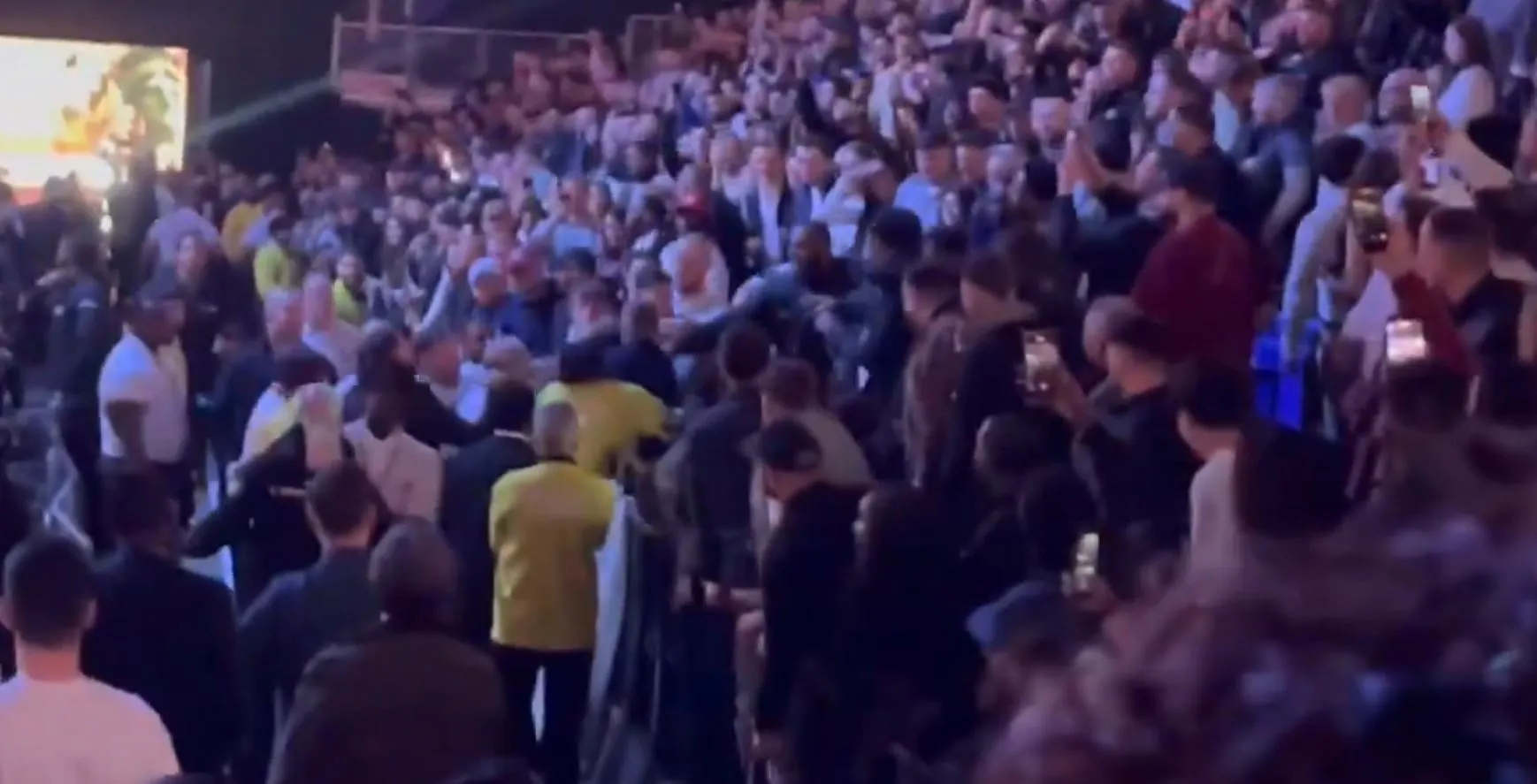 Khung cảnh hỗn loạn trên khán đài