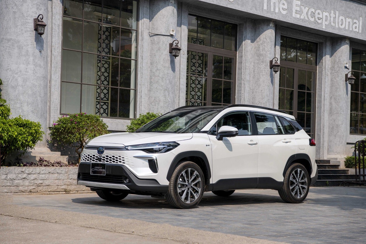 Toyota Corolla Cross HEV: Khi xe "xăng lai điện" không còn là phép thử - 1