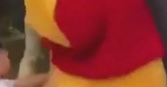 Đứa trẻ vô tư đánh “Gấu Pooh” giữa khu vui chơi: Câu chuyện khiến nhiều phụ huynh phải giật mình về cách dạy con