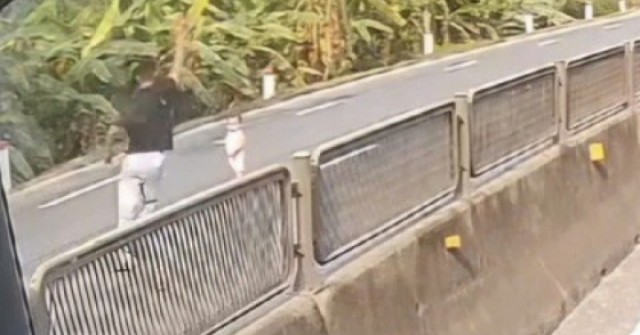 Video khoảnh khắc tài xế băng qua làn ngược chiều cứu cháu bé khỏi tình huống nguy hiểm