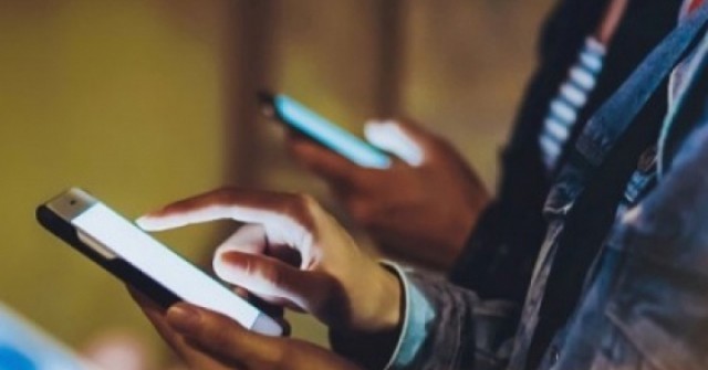 Cúi đầu xem điện thoại quá nhiều, nam sinh bàng hoàng khi bị liệt nửa người