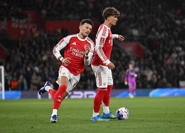 Dowman không sợ hãi cầm bóng để tạo đột biến trận đấu cho Arsenal, bất chấp đá bên cạnh những đồng đội dày dạn kinh nghiệm hơn