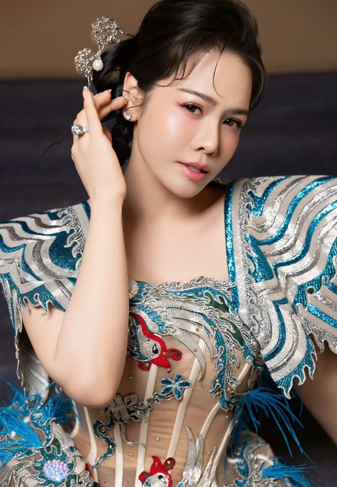 'Phú bà showbiz' Nhật Kim Anh ở biệt thự 200m2, tu tập và giấu kín tình yêu - 2