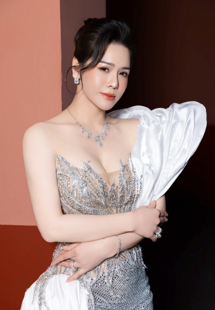 'Phú bà showbiz' Nhật Kim Anh ở biệt thự 200m2, tu tập và giấu kín tình yêu - 1