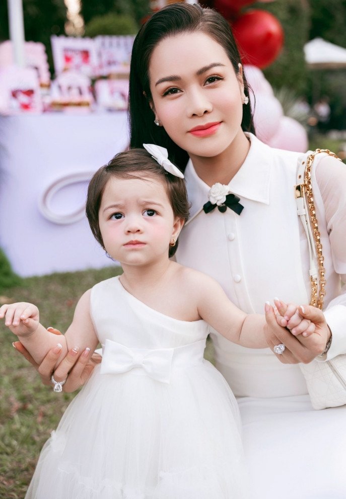 'Phú bà showbiz' Nhật Kim Anh ở biệt thự 200m2, tu tập và giấu kín tình yêu - 5