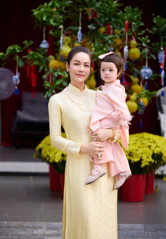 Nhật Kim Anh dành thời gian, tâm sức chăm con gái hơn 1 tuổi. 