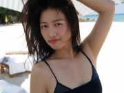 Cách Khả Ngân chọn trang phục hè cho vòng một khiêm tốn