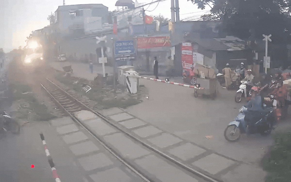 'Thót tim' cảnh xe máy băng qua đường sắt, tài xế thoát chết trong gang tấc - 1