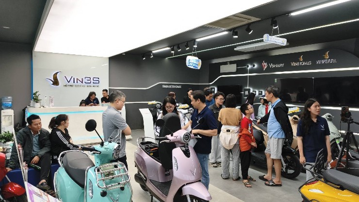 Người Việt mua hơn 3000 xe máy điện VinFast mỗi ngày - 1