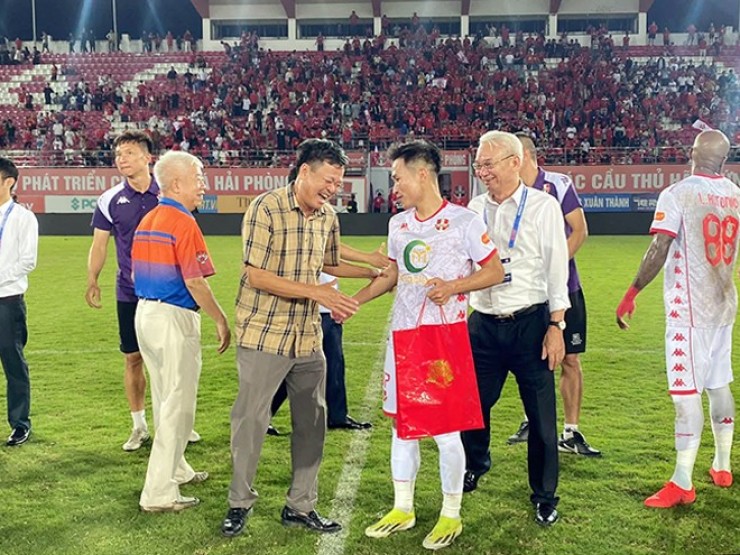 Hải Phòng nhận thưởng nóng 1 tỷ đồng, Xuân Son & “Yamal xứ Thanh“ thi nhau tỏa sáng