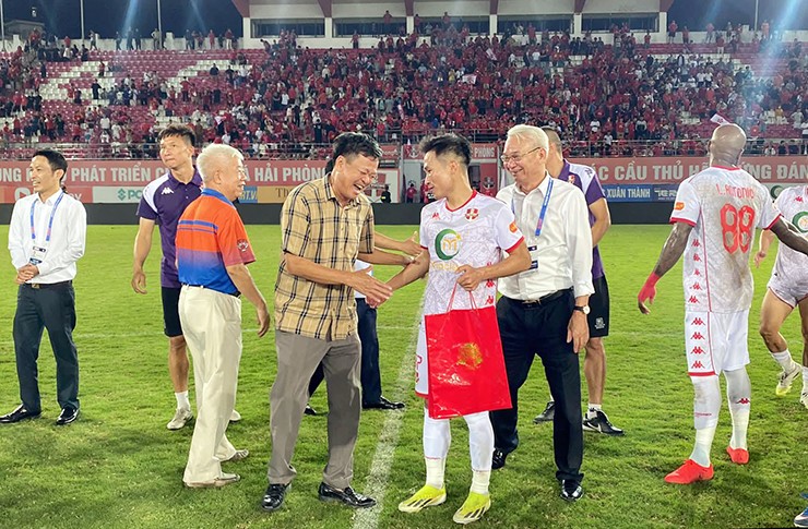 CLB Hải Phòng được bầu Hoàn thưởng tiền tỷ sau trận thắng Hà Nội FC.