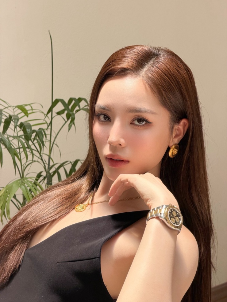 Mỹ nhân 30 tuổi dùng trang sức ánh kim làm điểm nhấn trên nền xiêm y đơn sắc.