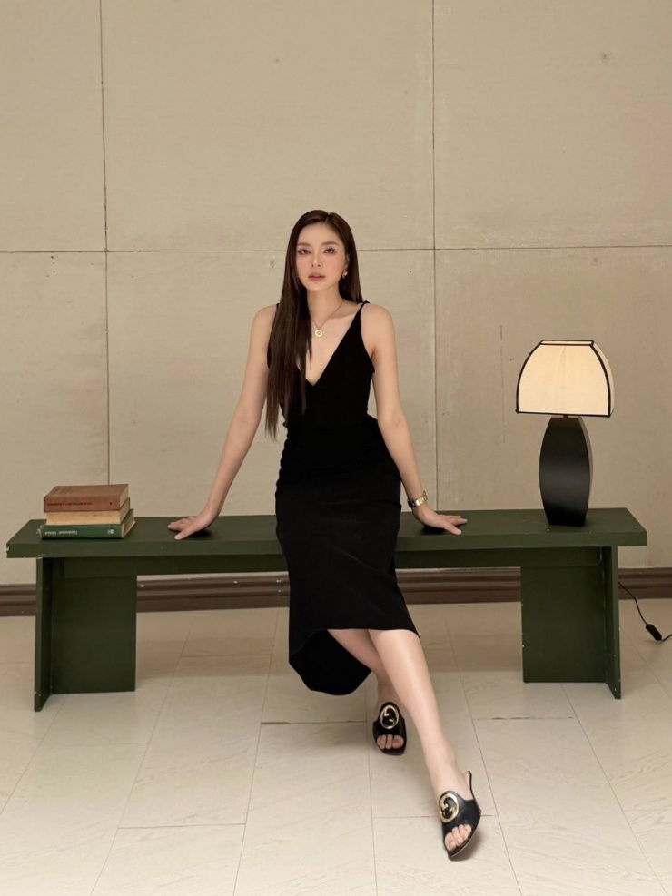 Trong khi đó, đôi dép cao gót được Hoa hậu Việt Nam 2014 chọn gam đen tiệp màu trang phục.