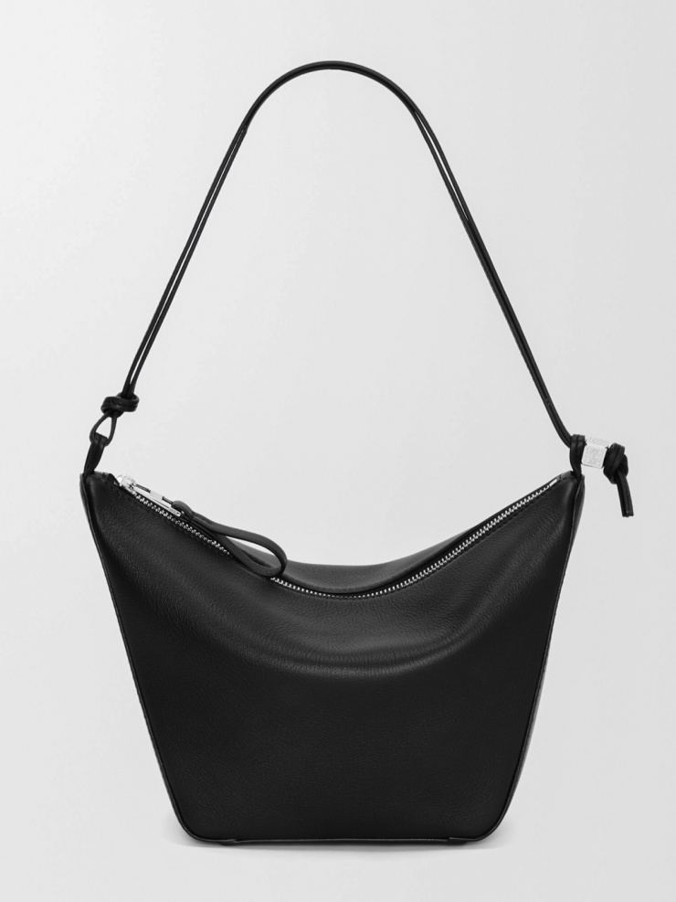 Nhan sắc 9X đầu tư 2.150 USD (gần 57 triệu đồng) để sắm mẫu túi Loewe Hammock Hobo cỡ mini.