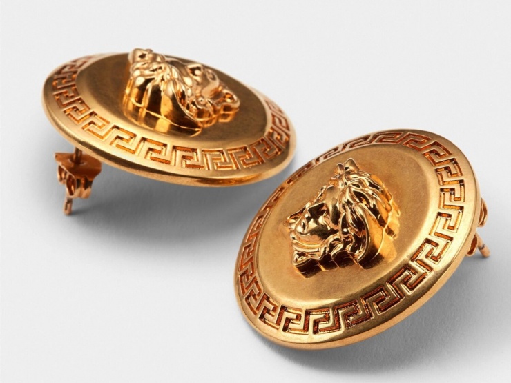 Nàng hậu kết hợp bông tai Tribute Medusa cùng hãng, tiêu tốn 450 USD (gần 12 triệu đồng).