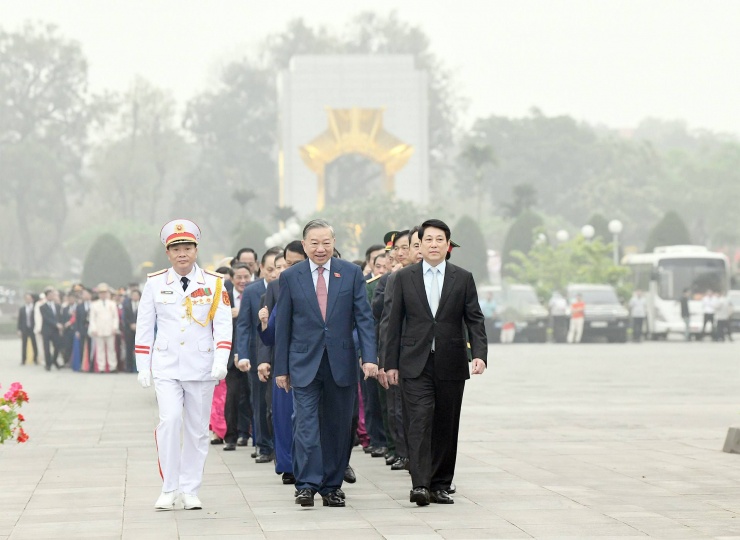 Tổng Bí thư Tô Lâm, Chủ tịch nước Lương Cường, Thủ tướng Chính phủ Phạm Minh Chính, Chủ tịch Quốc hội Trần Thanh Mẫn và các đại biểu Quốc hội vào Lăng viếng Chủ tịch Hồ Chí Minh. Ảnh: Lâm Hiển