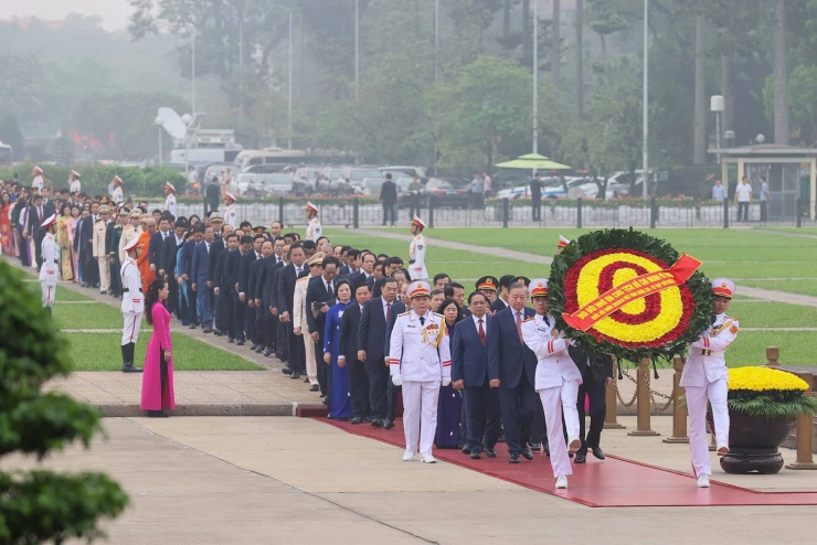 Tổng Bí thư Tô Lâm, Chủ tịch nước Lương Cường, Thủ tướng Chính phủ Phạm Minh Chính, Chủ tịch Quốc hội Trần Thanh Mẫn và các đại biểu Quốc hội vào Lăng viếng Chủ tịch Hồ Chí Minh. Ảnh: Phạm Thắng