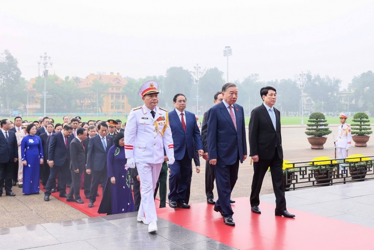 Tổng Bí thư Tô Lâm, Chủ tịch nước Lương Cường, Thủ tướng Chính phủ Phạm Minh Chính, Chủ tịch Quốc hội Trần Thanh Mẫn và các đại biểu Quốc hội vào Lăng viếng Chủ tịch Hồ Chí Minh. Ảnh: Phạm Thắng