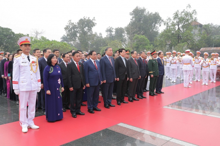 Tổng Bí thư Tô Lâm, Chủ tịch nước Lương Cường, Thủ tướng Chính phủ Phạm Minh Chính, Chủ tịch Quốc hội Trần Thanh Mẫn và các đại biểu Quốc hội đặt vòng hoa, dâng hương tưởng niệm các Anh hùng liệt sĩ tại Đài tưởng niệm các Anh hùng liệt sĩ trên đường Bắc Sơn. Ảnh: Hồ Long