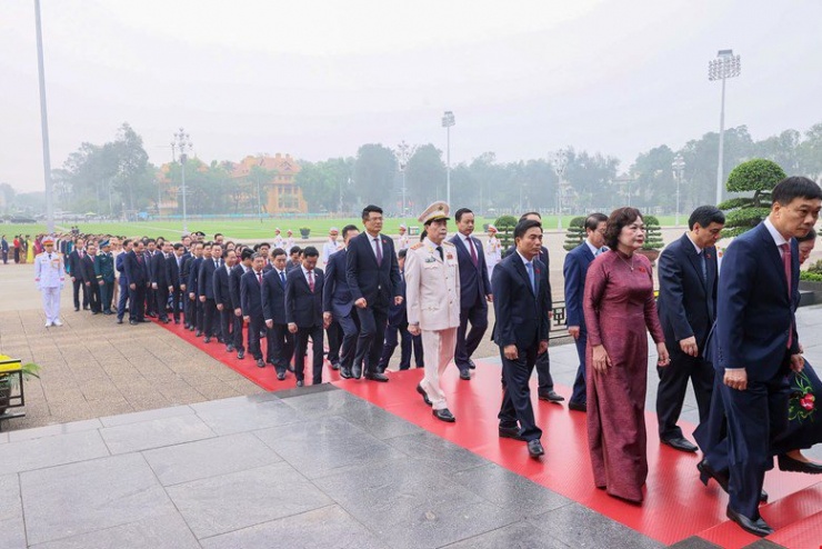 Các đại biểu Quốc hội vào Lăng viếng Chủ tịch Hồ Chí Minh. Ảnh: Phạm Thắng