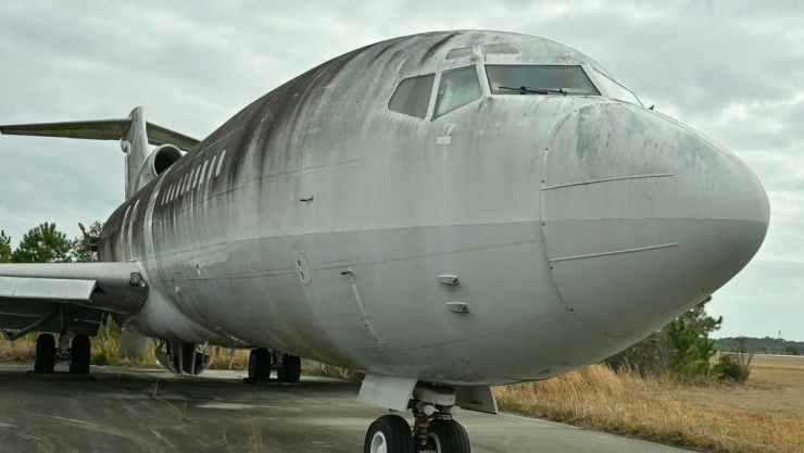 Hình ảnh rợn người bên trong chuyên cơ bỏ hoang của Jeffrey Epstein - 1