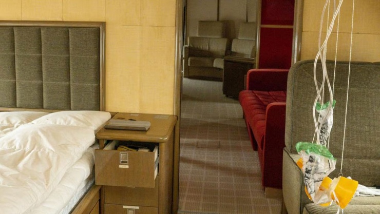 Hình ảnh rợn người bên trong chuyên cơ bỏ hoang của Jeffrey Epstein - 2