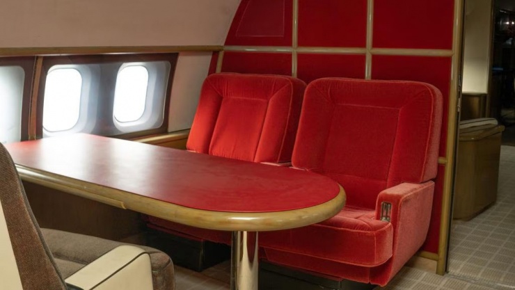 Hình ảnh rợn người bên trong chuyên cơ bỏ hoang của Jeffrey Epstein - 6