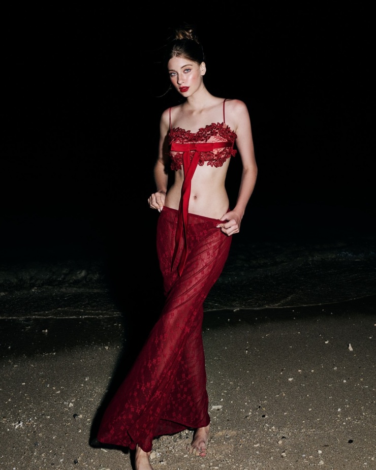 Trang phục mang tông đỏ giúp tôn vòng eo nhỏ và làn da mịn màng của diễn viên. Cô phối croptop với chân váy dài chất liệu ren đính hoa 3D, thuộc bộ sưu tập Xuân - Hè của Iamcoco, giá khoảng 1,5 triệu đồng.