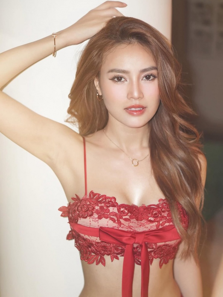 Lan Ngọc lựa chọn phụ kiện đồng bộ từ Tiffany &amp; Co. để hoàn thiện tổng thể. Cô đeo dây chuyền Tiffany Lock Small Pendant bằng vàng hồng, giá khoảng 91 triệu đồng.