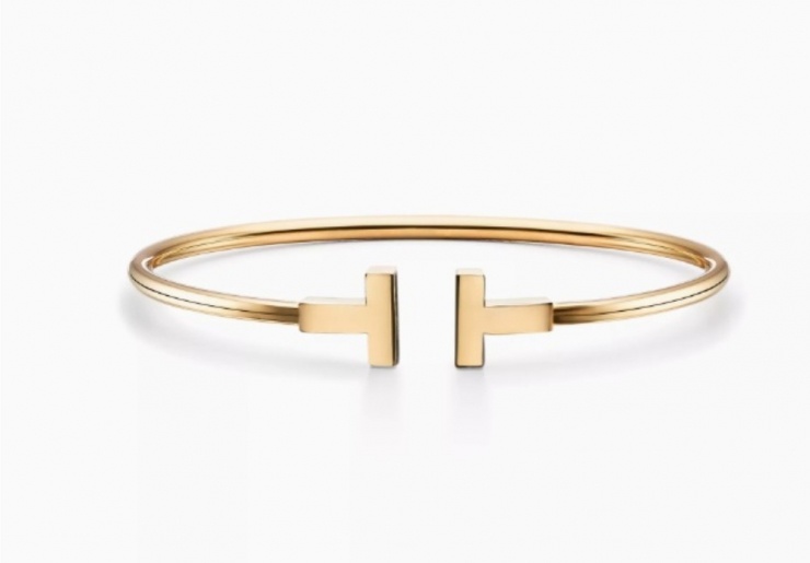 Diễn viên kết hợp vòng tay Tiffany T Wire Bracelet bằng vàng vàng, trị giá khoảng 93 triệu đồng. Bộ sưu tập Tiffany T được lấy cảm hứng từ thiết kế năm 1975, thể hiện tinh thần hiện đại và sự kết nối.