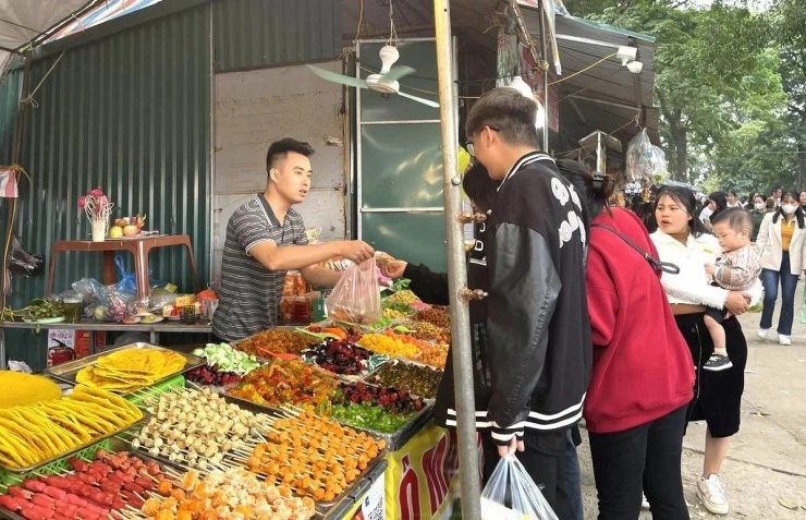 Với người tiêu dùng và cả tiểu thương, việc phân biệt đâu là thực phẩm an toàn lại chủ yếu dựa vào kinh nghiệm cảm tính. Ảnh minh hoạ: Hà Nội Mới