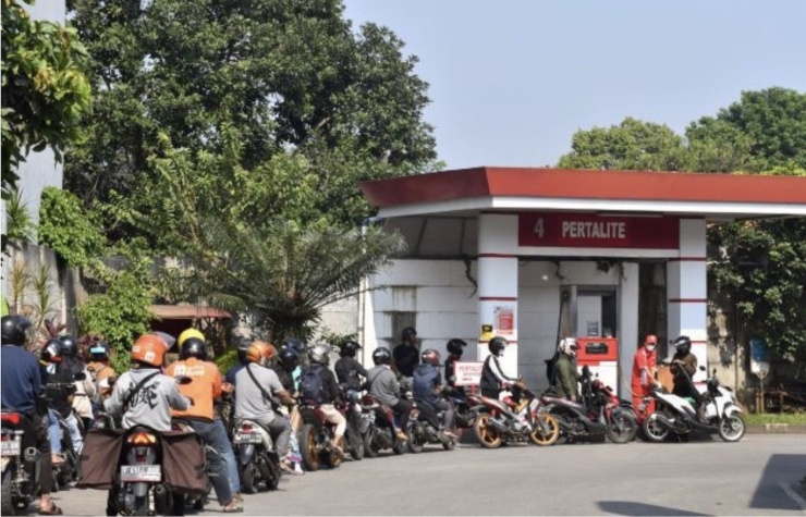 Người dân Indonesia xếp hàng dài để chờ mua xăng. Ảnh: Jakarta Post