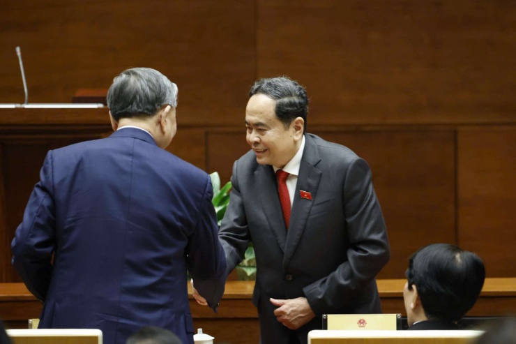 Tổng Bí thư Tô Lâm chúc mừng Chủ tịch Quốc hội Trần Thanh Mẫn tái đắc cử. Ảnh: Hoàng Lê