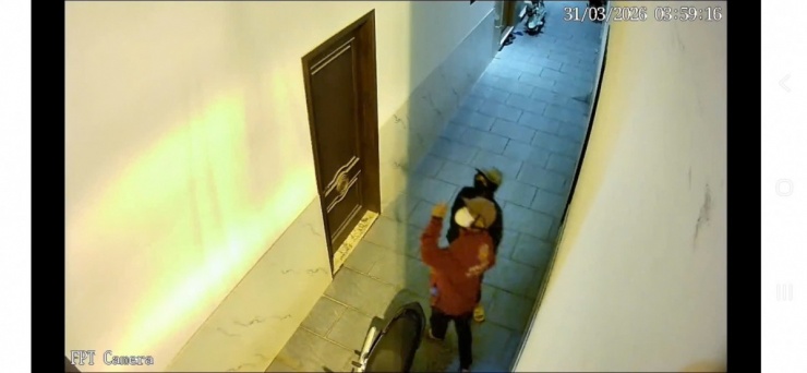 Hai đối tượng quan sát trước khi thực hiện hành vi đột nhập, cướp tài sản. (Ảnh: Trích xuất camera)