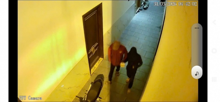 2 đối tượng đã lấy đi nhiều tài sản có giá trị bao gồm 2 điện thoại, tiền mặt, trang sức. (Ảnh: Trích xuất camera)