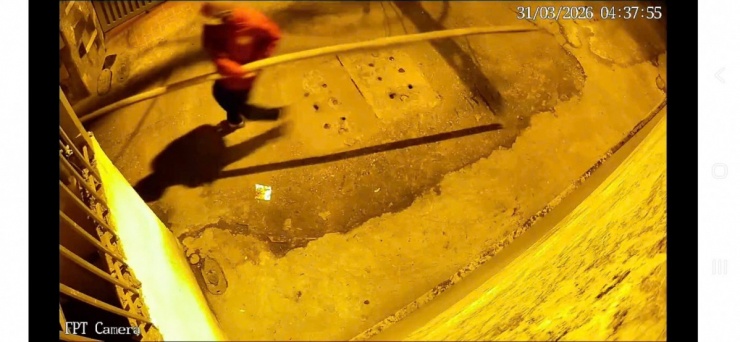 Đối tượng áo đỏ vác một cây tre dài khoảng 4m từ đầu ngõ vào. (Ảnh: Trích xuất camera)