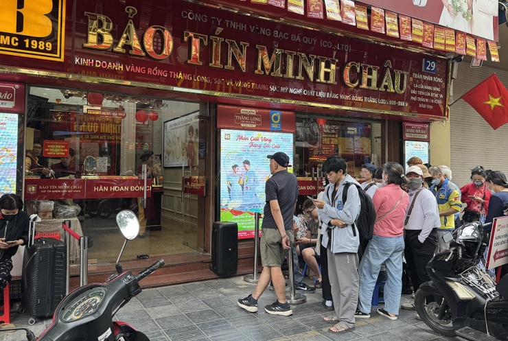 Khách hàng giao dịch vàng tại Bảo Tín Minh Châu. Ảnh: D.A